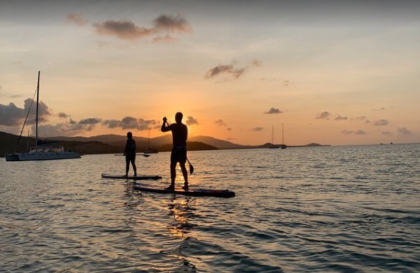 Clase de paddleboard en la playa
